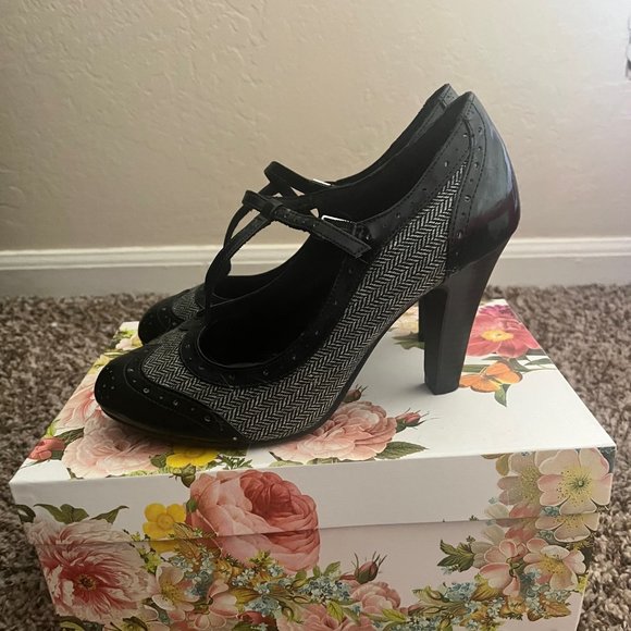 DexFlex Comfort T-Strap Heels - Picture 2 of 3